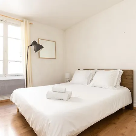 Eiffel Tower & Champ De Mars - Cityapartmentstay Paris