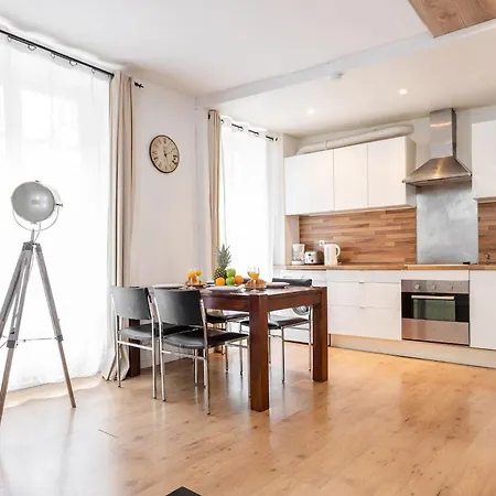 Eiffel Tower & Champ De Mars - Cityapartmentstay